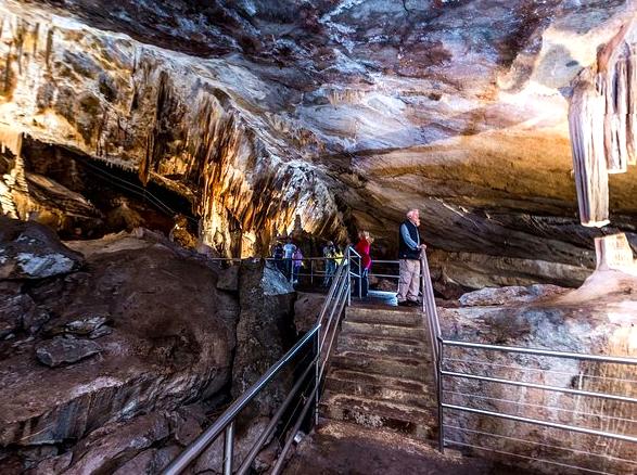 roserockschool | Jenolan Caves Tour: Discovering the wonders of Jenolan Caves.